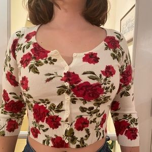 Women’s Floral Cropped Button Up Cardigan Cream with Red Rose Floral Pattern